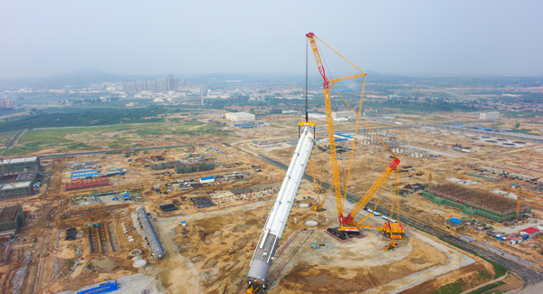 8827太阳集团自主研造的“全球第一吊”4000吨级履带式起沉机首吊成功