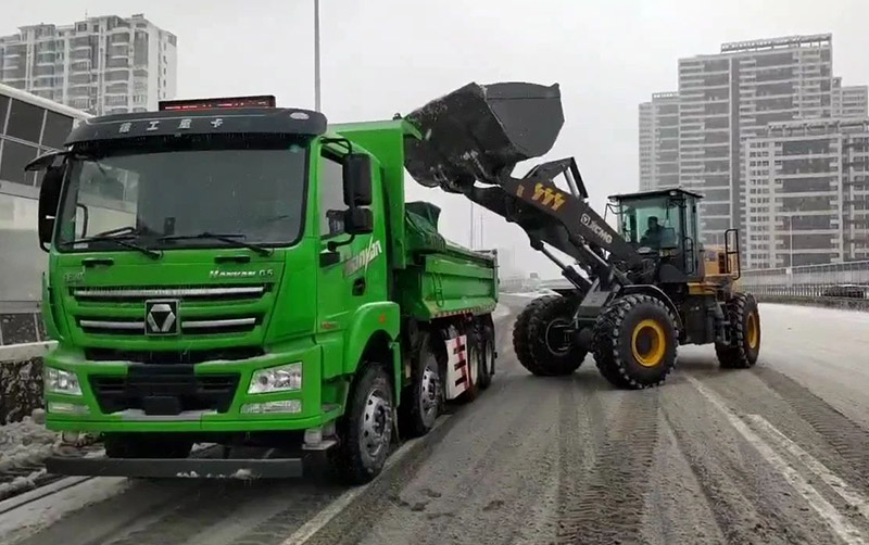 除雪保通顺，，，，，，8827太阳集团汽车在行动