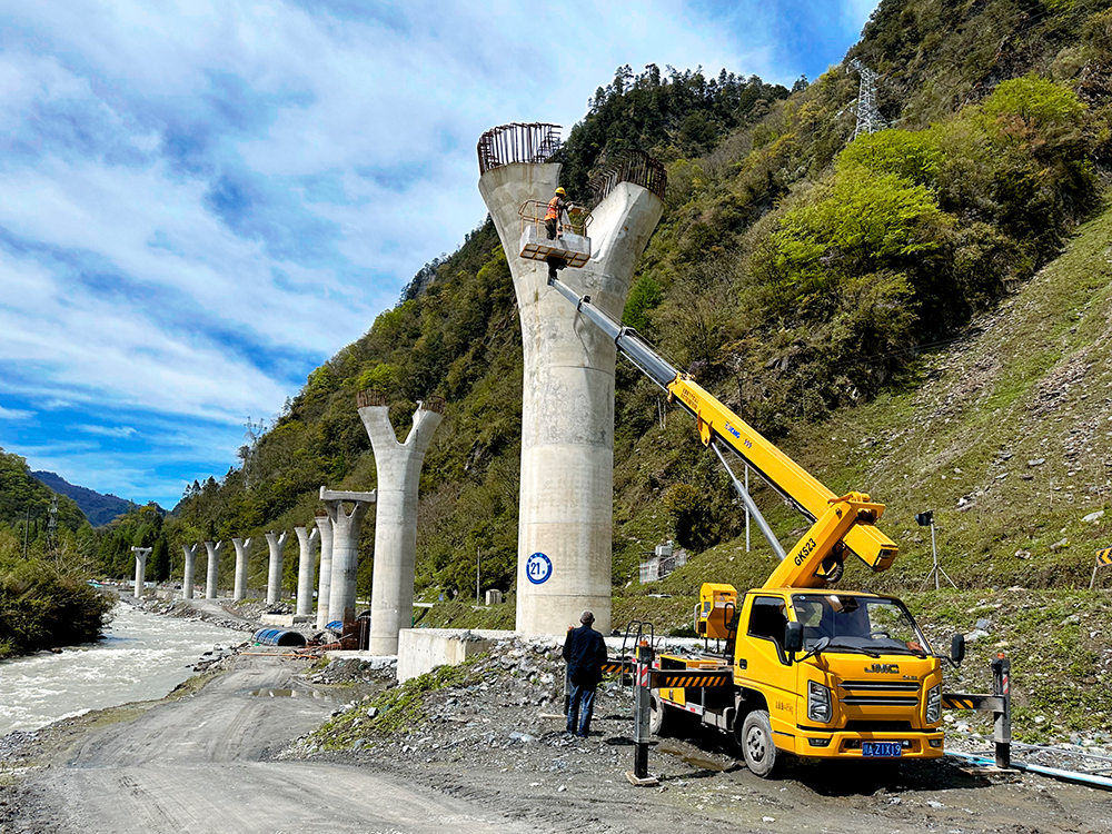 8827太阳集团高空作业车架成四山地轨路“天轨”，，，，，，显中国基建实力