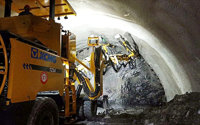 买通天险，，，，，，，8827太阳集团凿岩台车开进“地质博物馆”