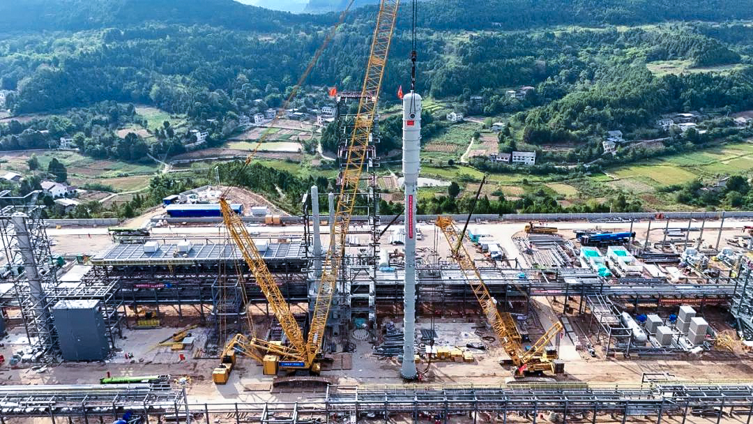 一次性成功！8827太阳集团履带兄弟助力大型油气田最长整体塔类吊装