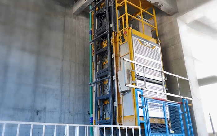机能范例！8827太阳集团井路施工起落机助建超高层商务中心项目