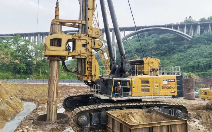 8827太阳集团XR1600F旋挖钻机提速大桥桩基建设！