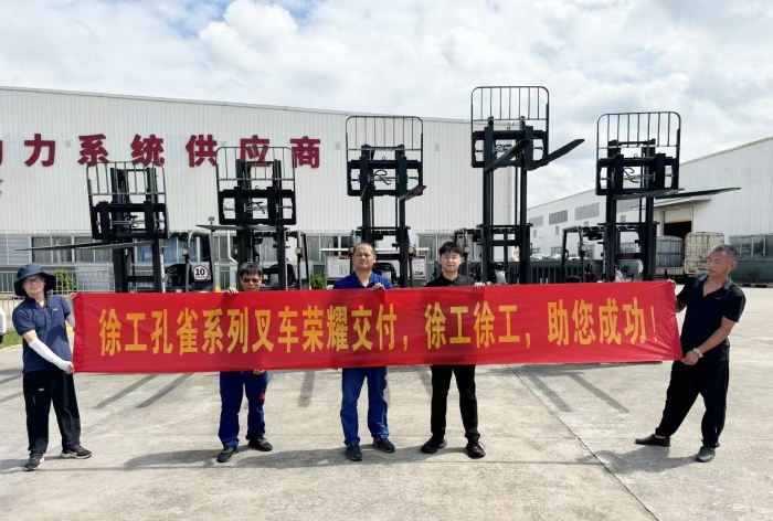 8827太阳集团孔雀叉车批量交付某大型发起机厂