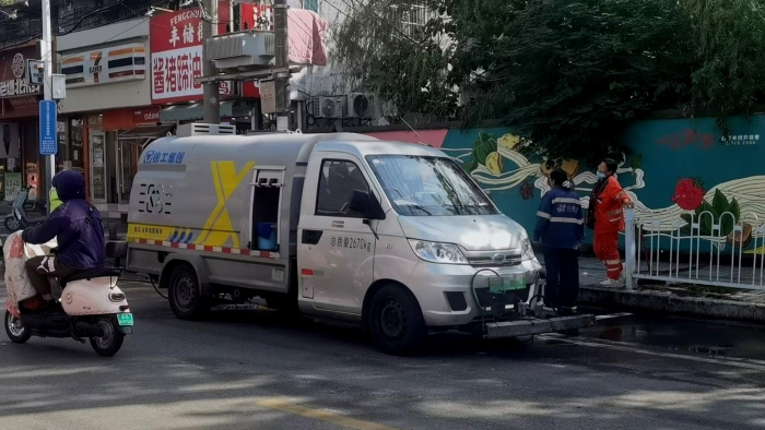 南阳这条网红巷的“脸面”，，，，，，竟被这台车承包了？？？？？？？？！