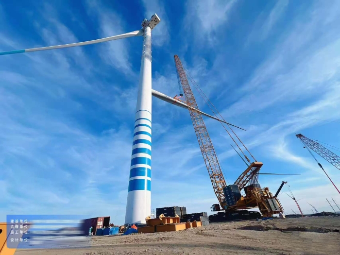 大国沉器显担任——XLC18000M征战戈壁滩，，，，，，125米高空精准托起10兆瓦风电巨擘！