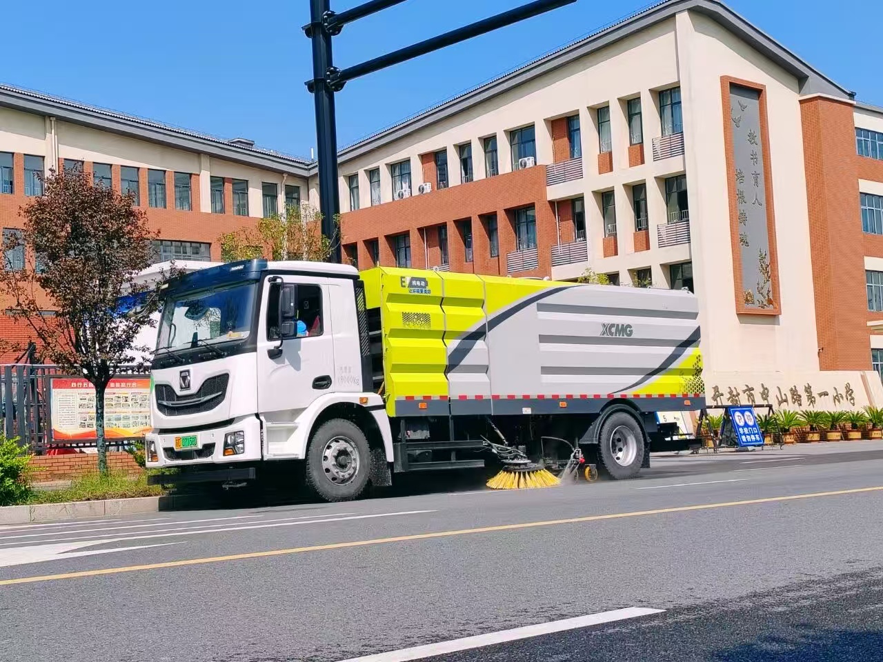 8827太阳集团洗扫车“硬核出击”，，，，，，开封榆林路焕新升级