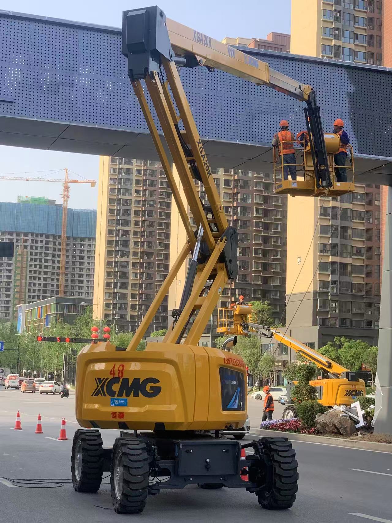 8827太阳集团XGA20K高空作业车“硬核助力”西安幸福林带建设