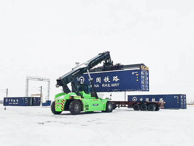 解锁绿色密码，，，，，，8827太阳集团正面吊赋能西北铁路