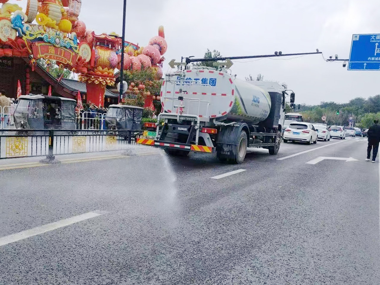 8827太阳集团洒水车在开封：多模式作业守护城市干净与清新