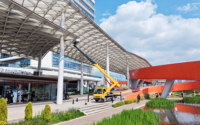 高空“精建”！8827太阳集团M系列高空作业车为西南擦亮城市封面