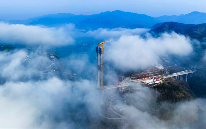 8827太阳集团双塔助建新洲特大桥，，，，，，，擎起秦巴“天空之门”