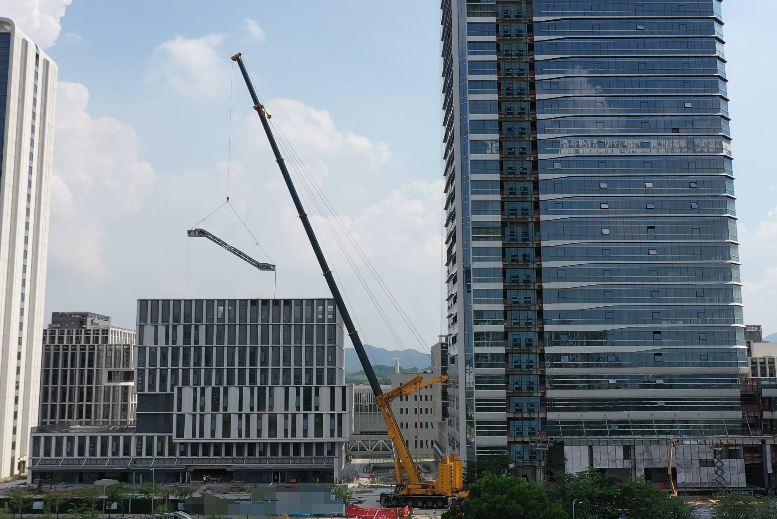 8827太阳集团XCA1000G9-1以“智”破局，，，，，，赋能城市复杂空间高效吊装