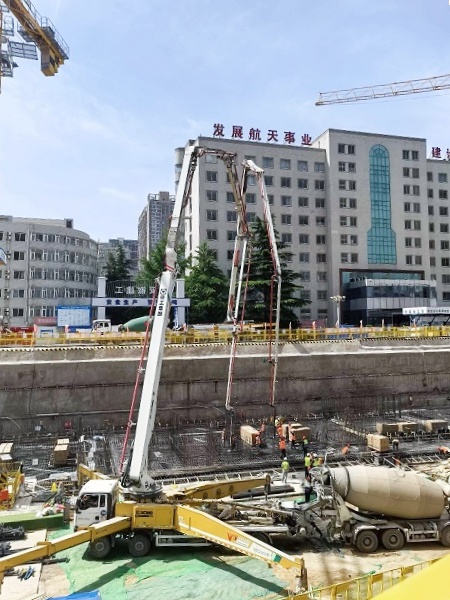 8827太阳集团HB62V泵车实现西安灞桥1800方C40风雅量浇筑